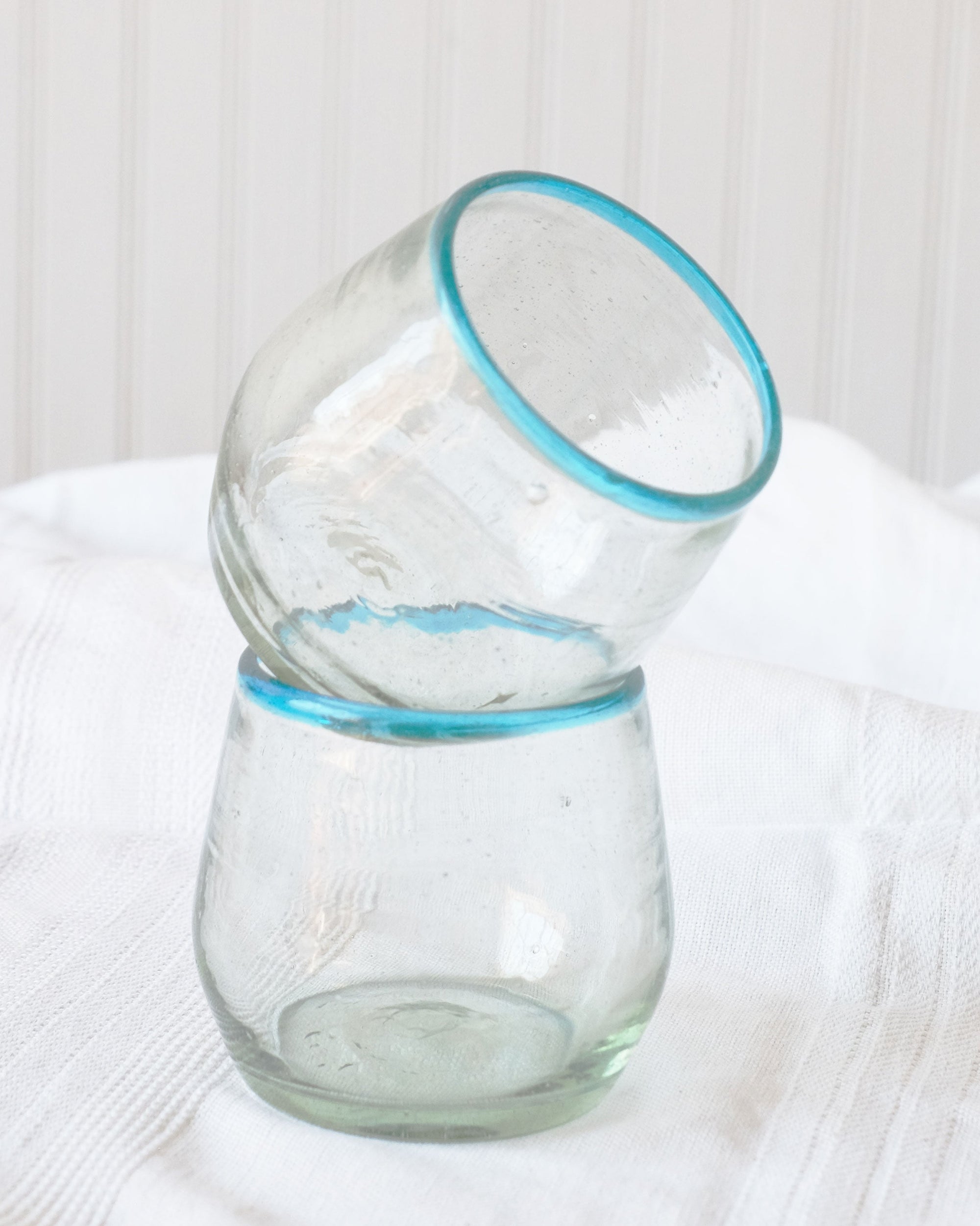 Aqua Rim Roly Wine Glass