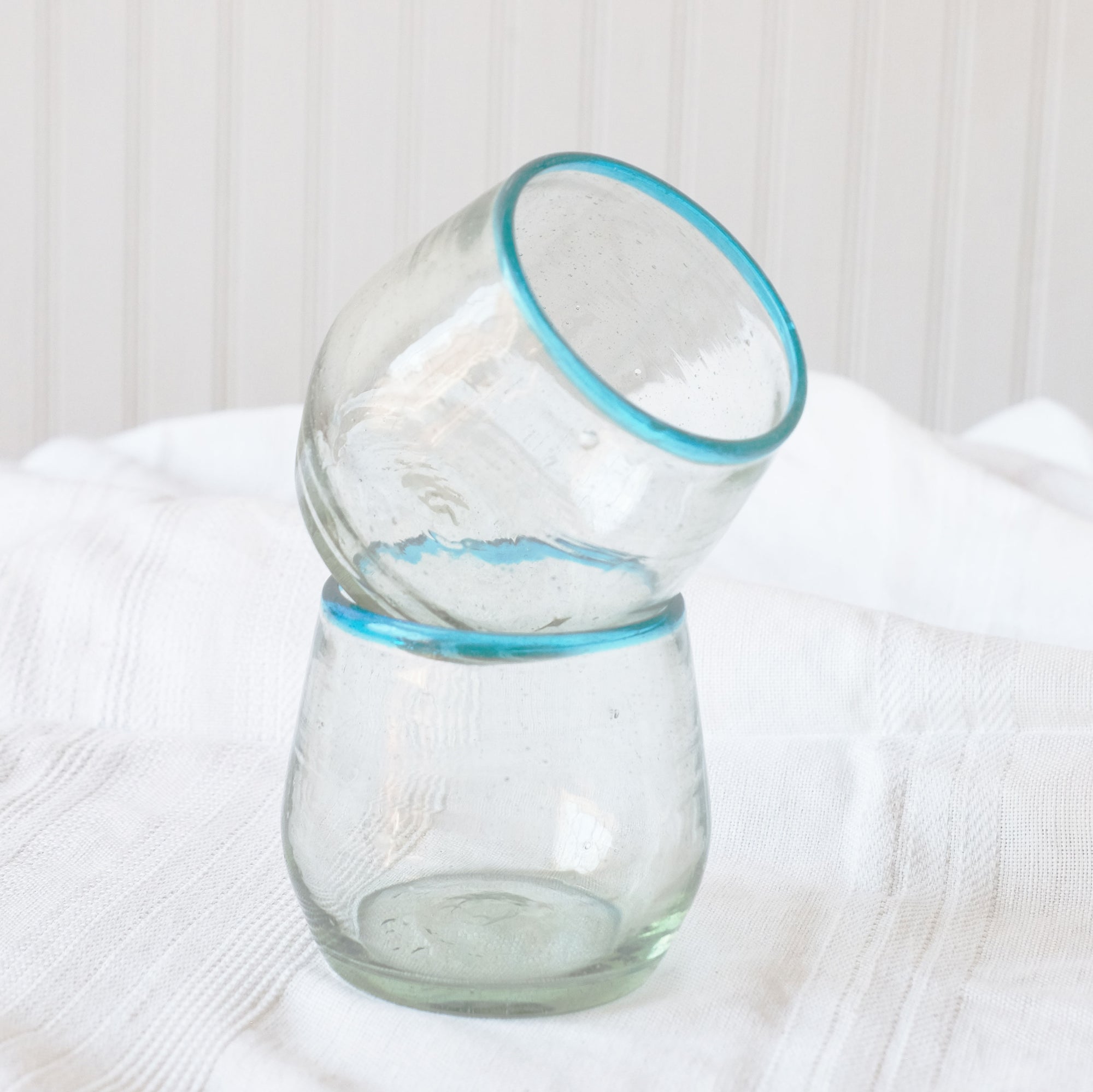 Aqua Rim Roly Wine Glass